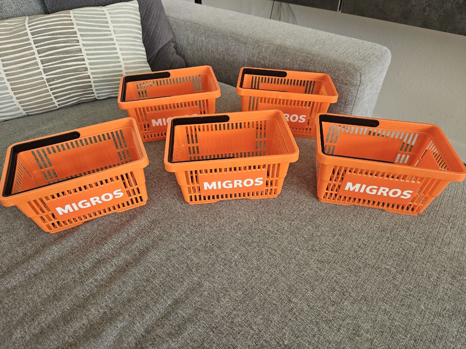 Migros Giocattoli: Migros Kinder-Einkaufskörbe orange 5 Stk. – Usato da Cham venduto da Fischli84