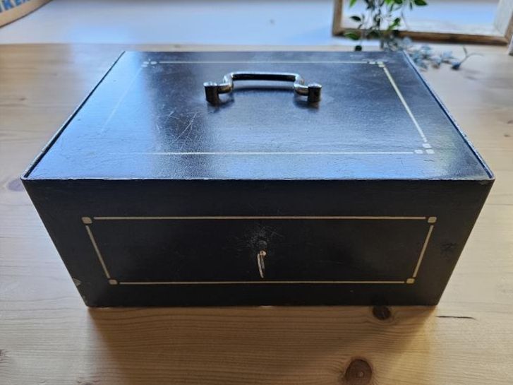 Registratore di cassa: Antike Geldkassette – Usato da Brügg BE venduto da POU-BELLE 3