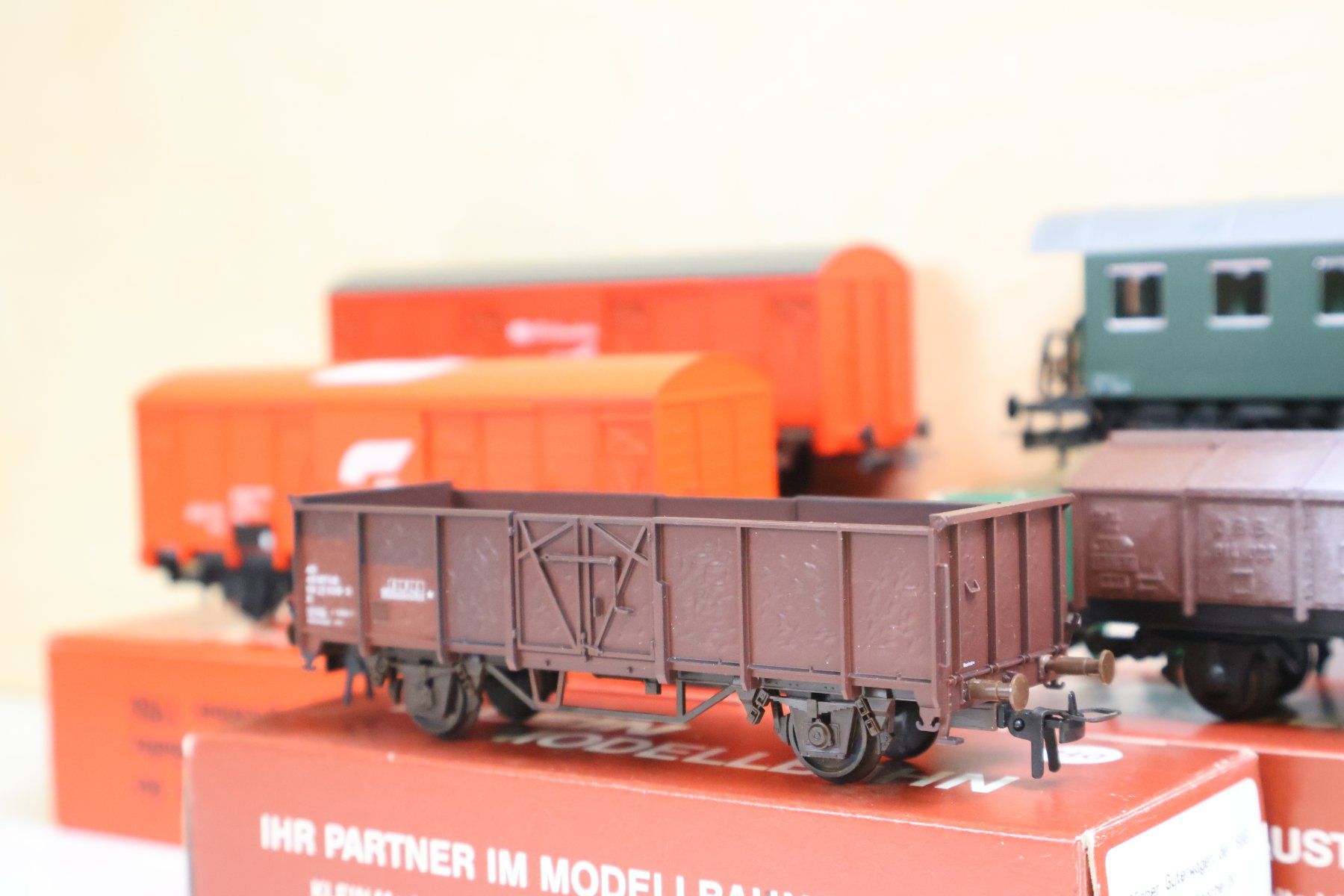 Kleinbahn Modelleisenbahnen: Klein Modellbahn 5 x Wagen H0 - schöne Modelle – Gebraucht aus Winterthur von Monstera 4