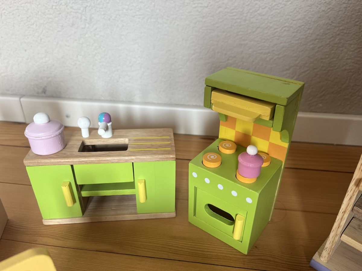 Le Toy Van – Famille De Poupées En Bois FSC – Set De 7 Figurines Pour Maison De Poupées – Jouet Montessori Dès 3 Ans – Accessoires Miniatures