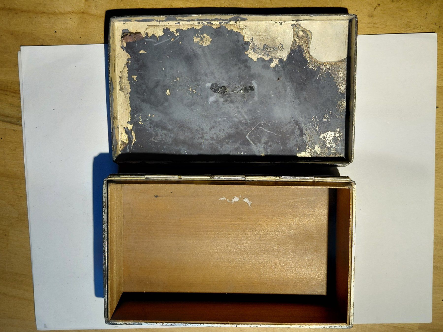 Tutte le decorazioni: Gebrauchte metallene Dose mit eingraphirtem Bild darauf – Difettoso da Gelterkinden venduto da martinom 3