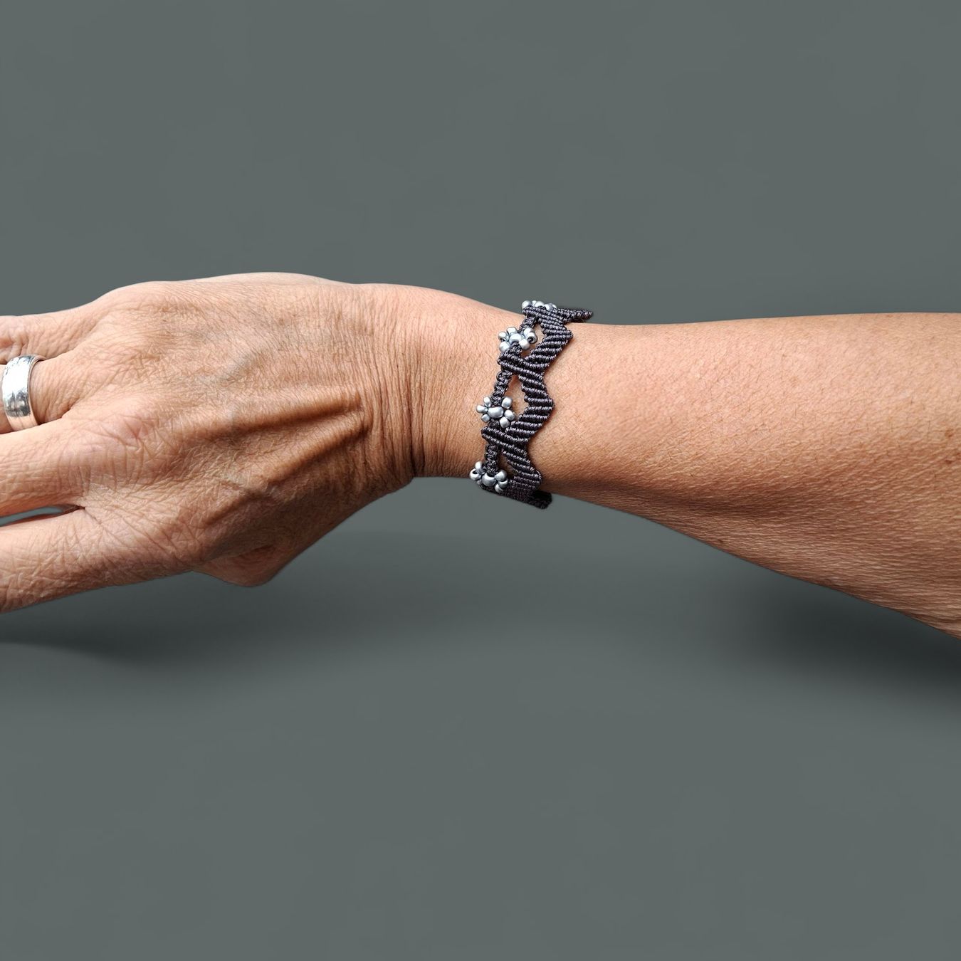 Bracciali & Braccialetti: Handgemachtes breites Armband mit Blumenmuster, Anthrazit – Nuovo (secondo la descrizione) da Luzern venduto da Bbig