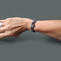 Handgemachtes breites Armband mit Blumenmuster, Anthrazit