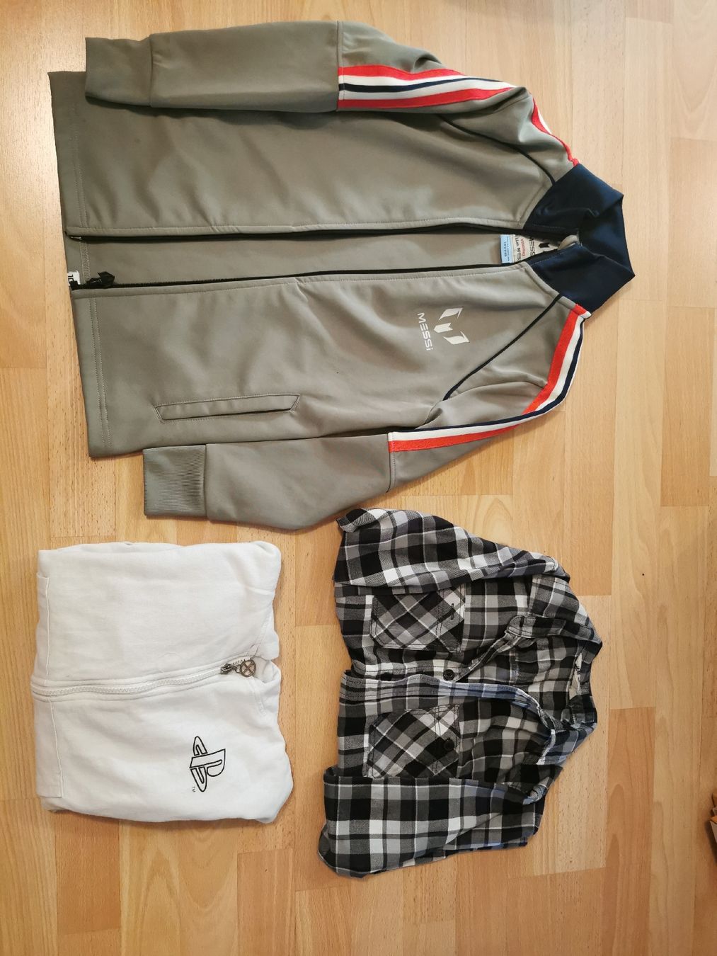Lotti & Set di vestiti: Messi Jacke & 2 weitere Grösse 134/140 – Usato da Jona venduto da curlie_82