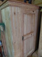Alter Tannenschrank 