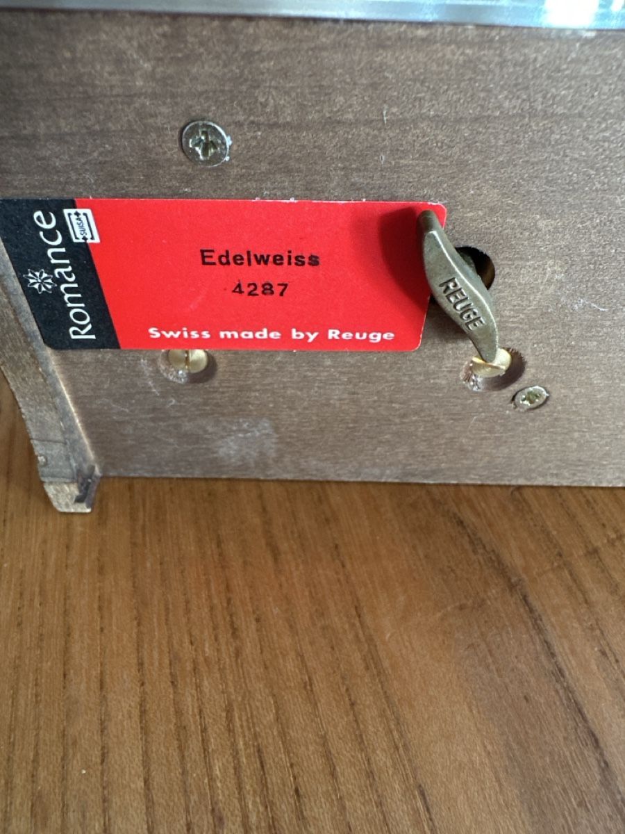 Strumenti musicali: Schweizer Spieluhr mit Harmonica und Edelweissmotiv! – Nuovo (secondo la descrizione) da Frümsen venduto da Katzen0 2
