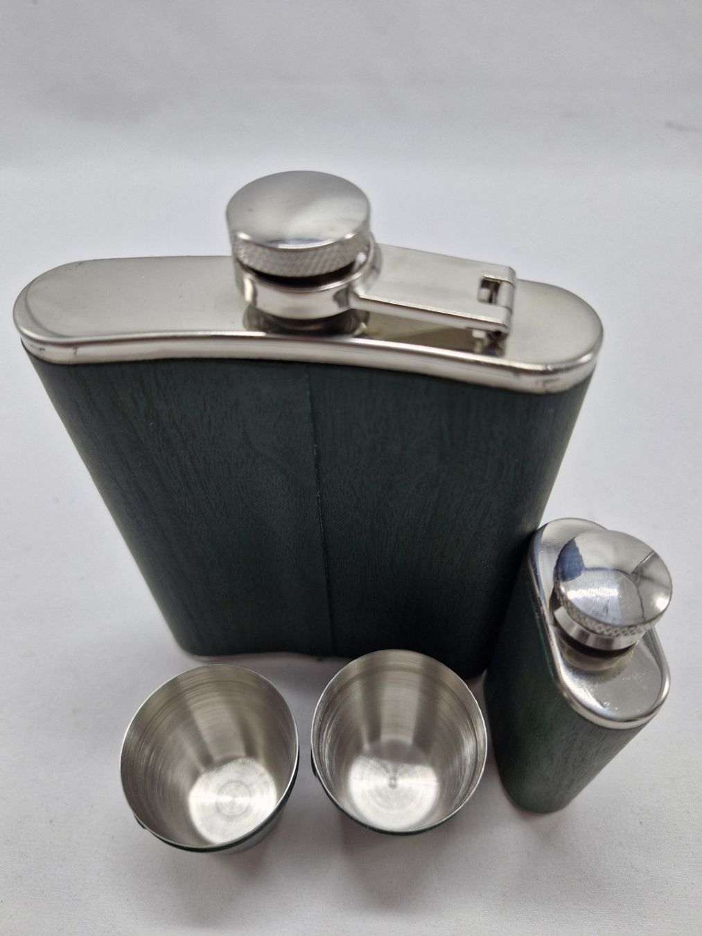 Flacons: FLASQUES en inox / Gainés en cuir – Neuf (Voir description) à Bulle par italicum 1