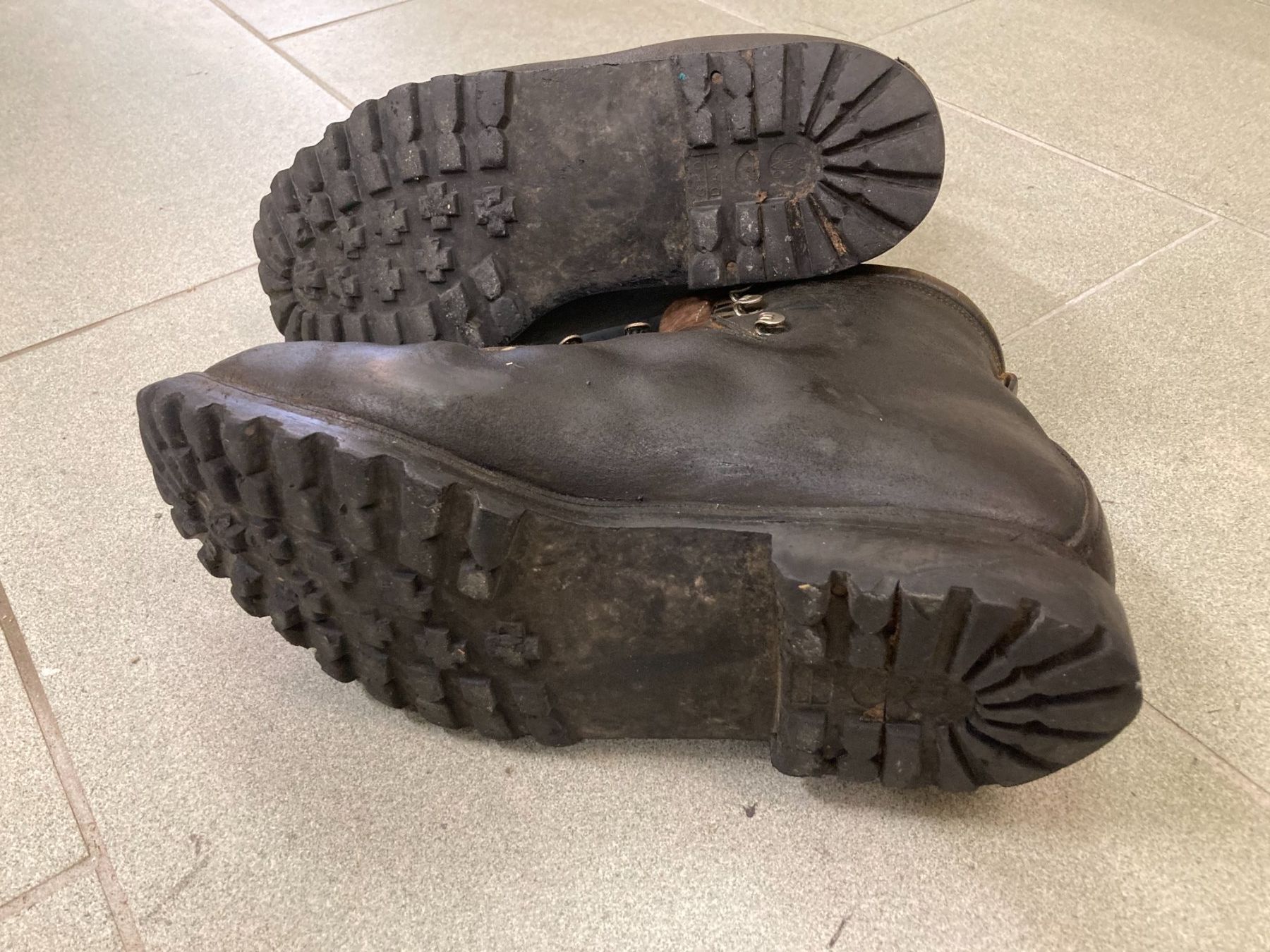 Schweizer Armee Scarpe da uomo: Militär Gebirgsschuhe – Usato da kloten venduto da Goodding 2