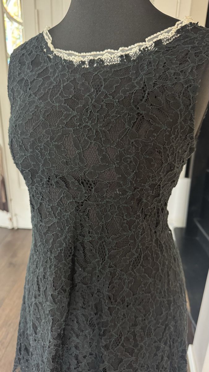 Costumi: Spitzenkleid mit Jäckchen Grösse 36/38 – Usato da Zollikon venduto da rundbsurf 2