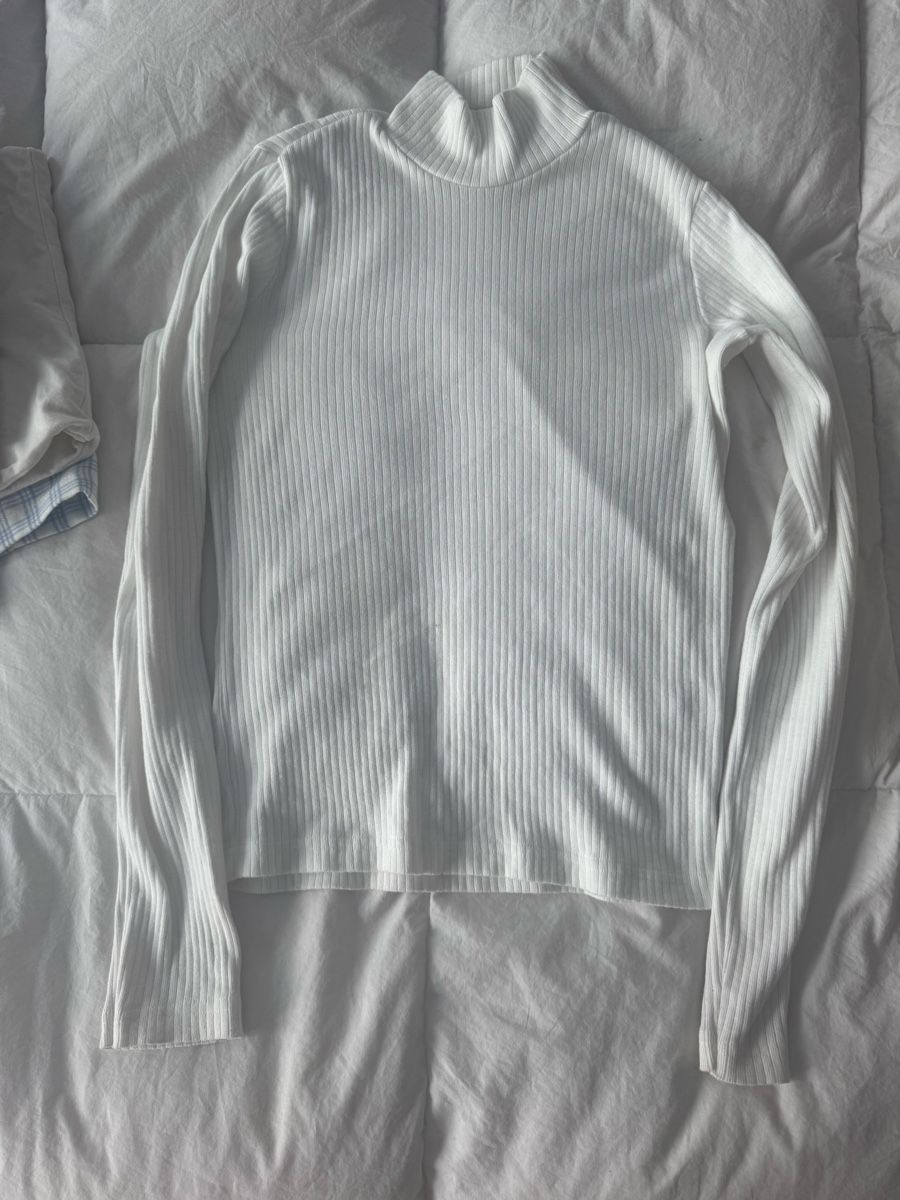 Brandy Melville Pullover & Sweatshirts: Brandy Melville Pull Blanc Col Montant Taille Unique – Gebraucht aus Genève von lejardindesvetements