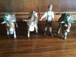 Bullyland Set Almabtrieb: 3 Kühe geschmückt & 1 Senn Sennbua