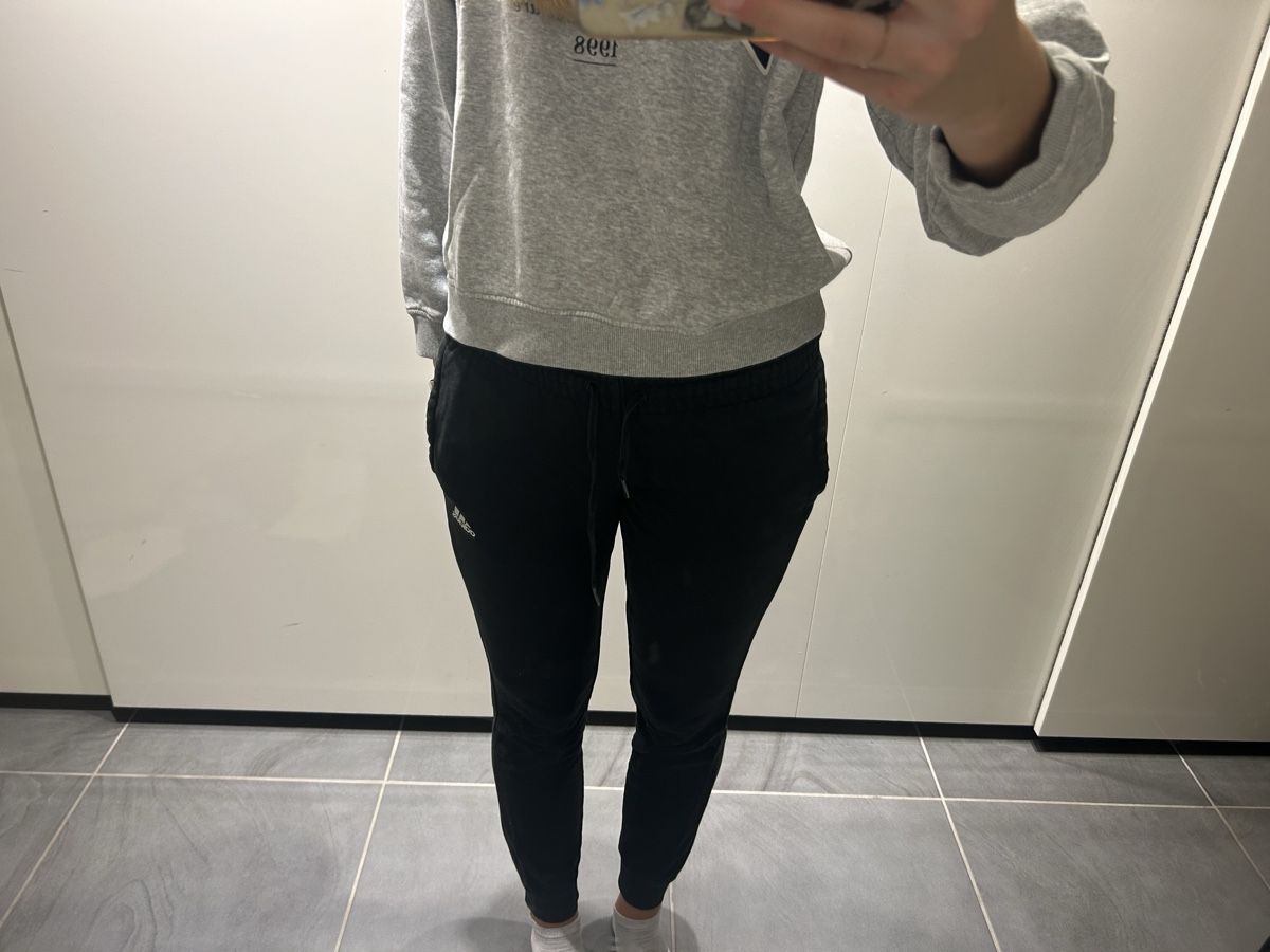 Adidas Pantaloni: Adidas Jogginghose – Usato da Niederurnen venduto da hee_s95t