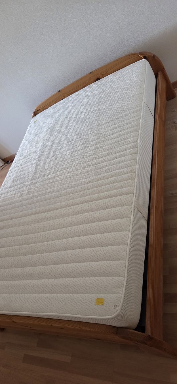 Lits: Bettgestell mit Matratze, 140cm – D'occasion à Wädenswil par weihpos 1