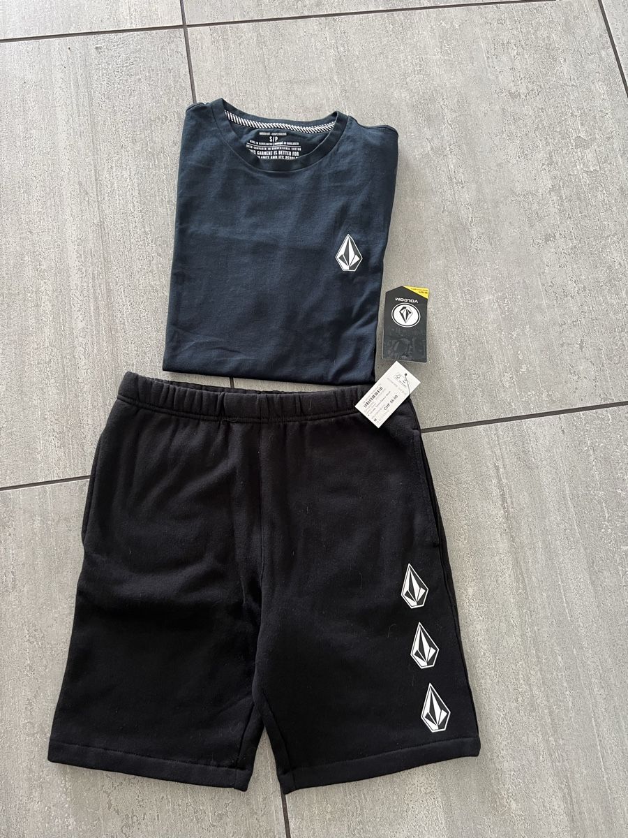 Volcom Lotti di vestiti: Ensemble short et T-shirt Volcom – Nuovo e nell'imballaggio originale da Gland venduto da choupon 1