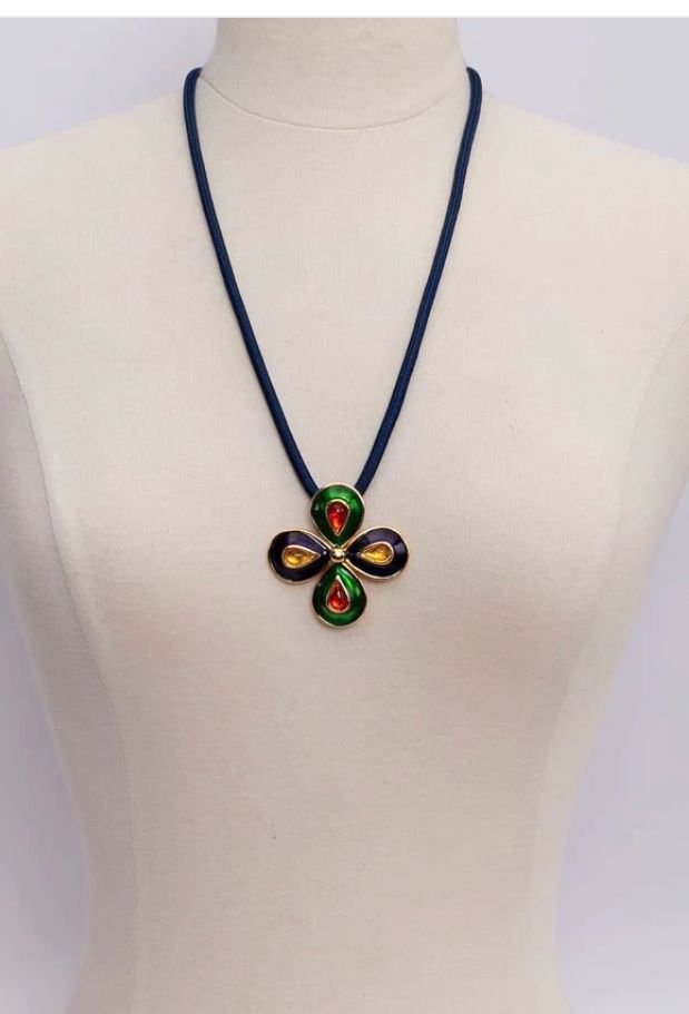 Saint Laurent Catenine: Collier pendentif émaillé Yves Saint Laurent – Usato da Montreux venduto da Perledor 1