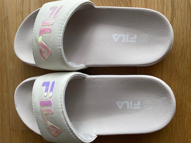Fila Schuhe für Jungen: FILA Badesandale Gr. 32 weiss Regenbogen – Gebraucht aus Zürich von Sonnenblume_65 1