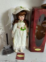 Porzellanpuppe Symphony "Sophie" mit Sockel