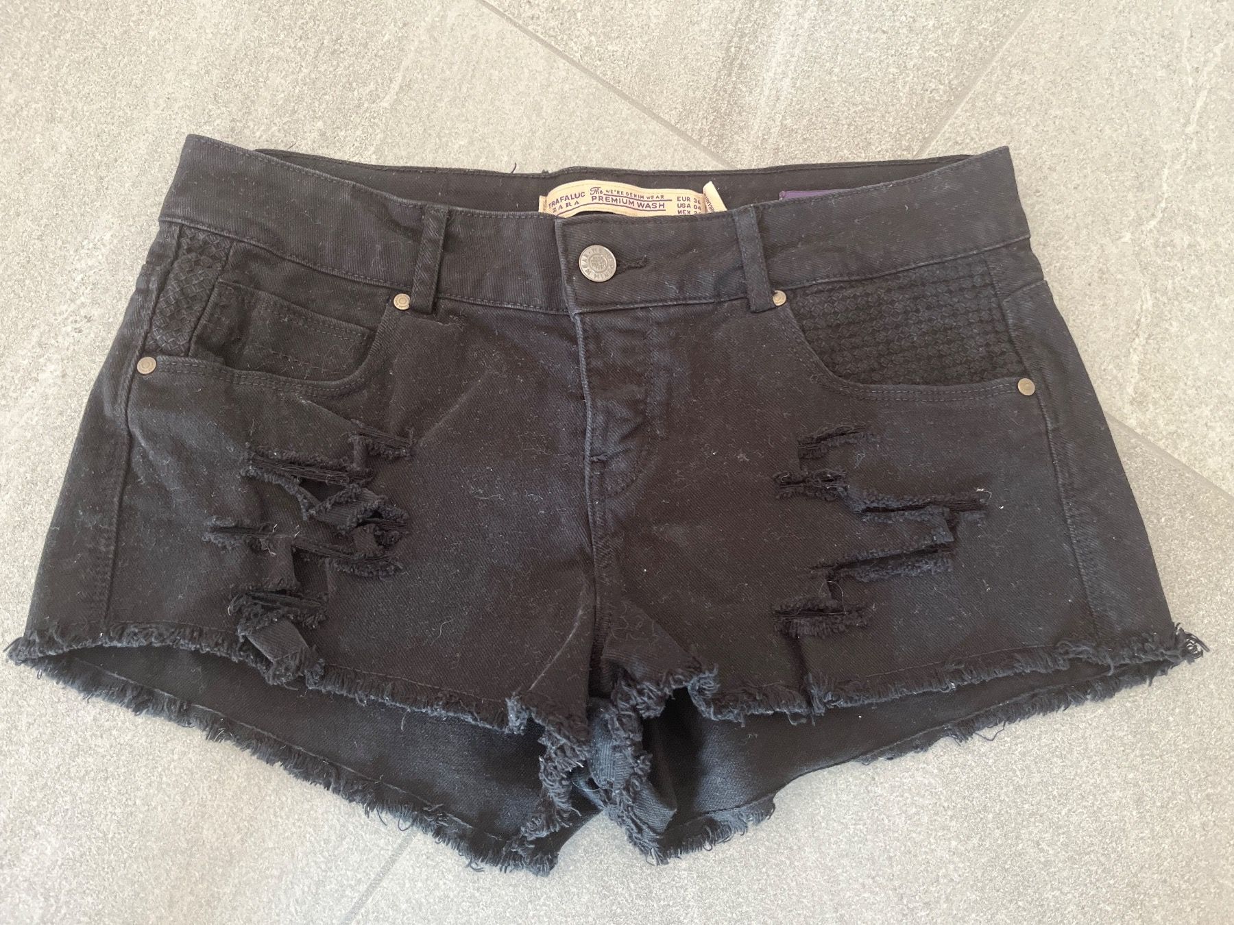 Zara Jeans: Jeans short Zara – Nuovo (secondo la descrizione) da Besazio venduto da EmyScucy