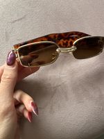 Sonnenbrille mit piercing