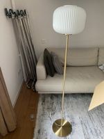 Weisse Stehleuchte mit Fuss in Gold