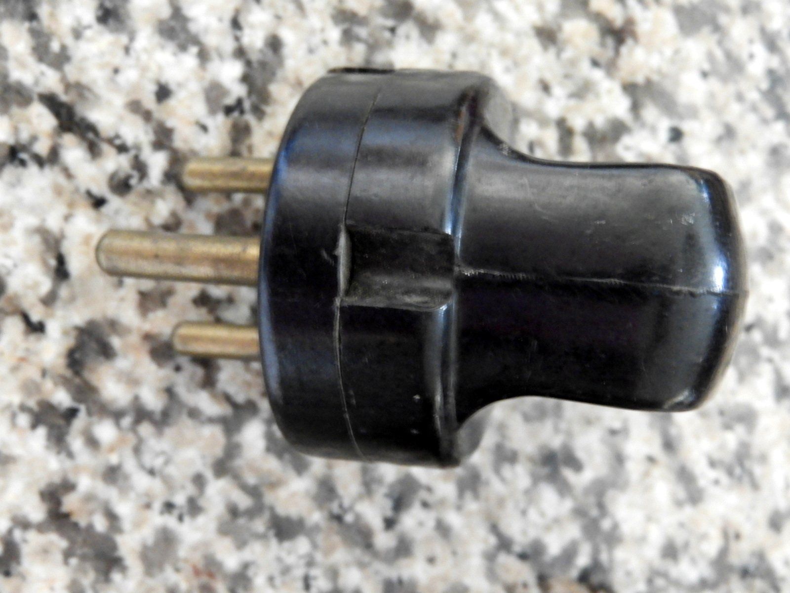 Stecker: URALTE VERMUTLICH BAKKELIT ELEKTRISCHE STECKER  2 STUCK – Gebraucht aus Ettingen von troll-mutter 5