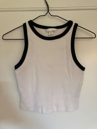 Weisses Croptop mit schwarzen Details