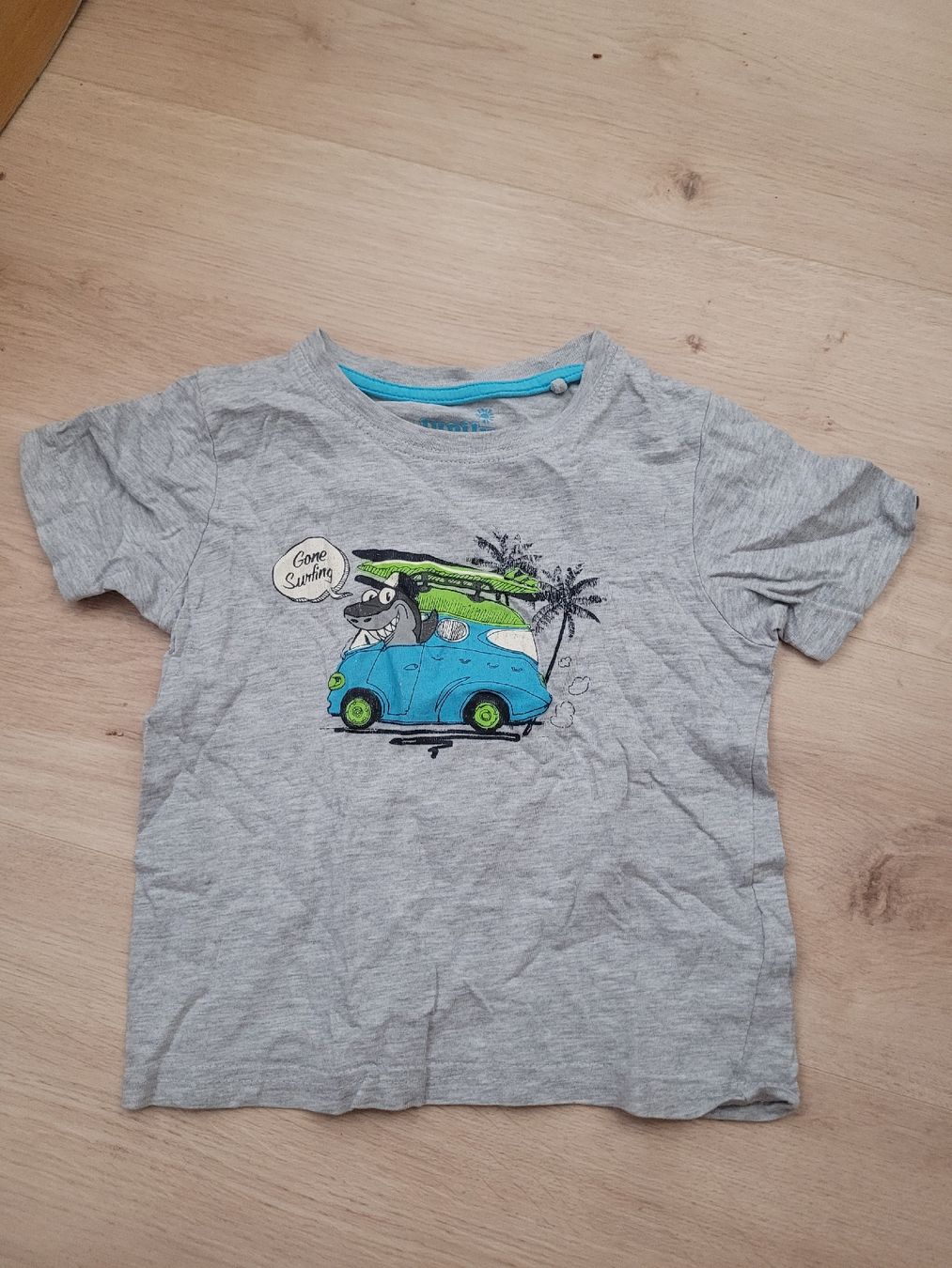 Hemden, T-Shirts & Polos: t-shirt Gr. 98/104 – Gebraucht aus Lupsingen von sta_wgg5