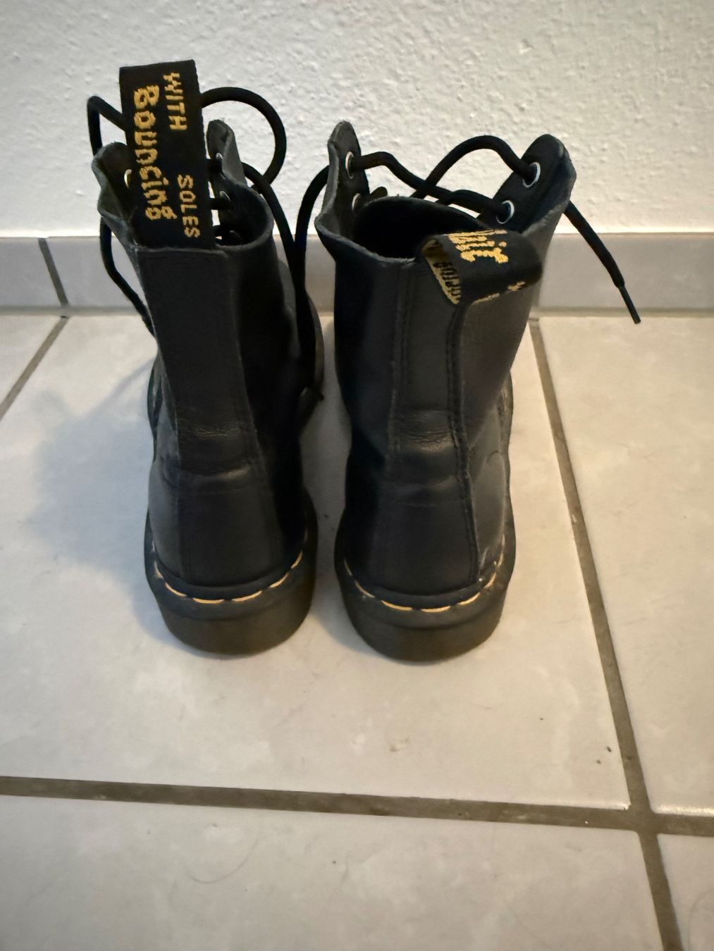 Dr. Martens Scarpe da uomo: Dr. Martens Boot Schwarz 1460 - Gratisversand – Nuovo (secondo la descrizione) da Aarberg venduto da ccdiver 3