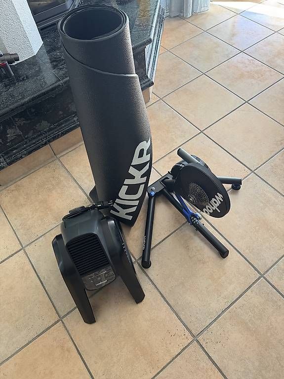 Hometrainer: Wahoo KICKR V4 Set + neuwertiger Headwind + Matte – Usato da Glattfelden venduto da C750