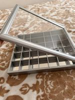 Sammelbox mit Glasdeckel und vielen kleinen Fächern