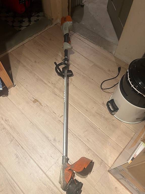 Tutte le macchine: Débroussailleuse STIHL 90 + Accu – Usato da Orbe venduto da launeu