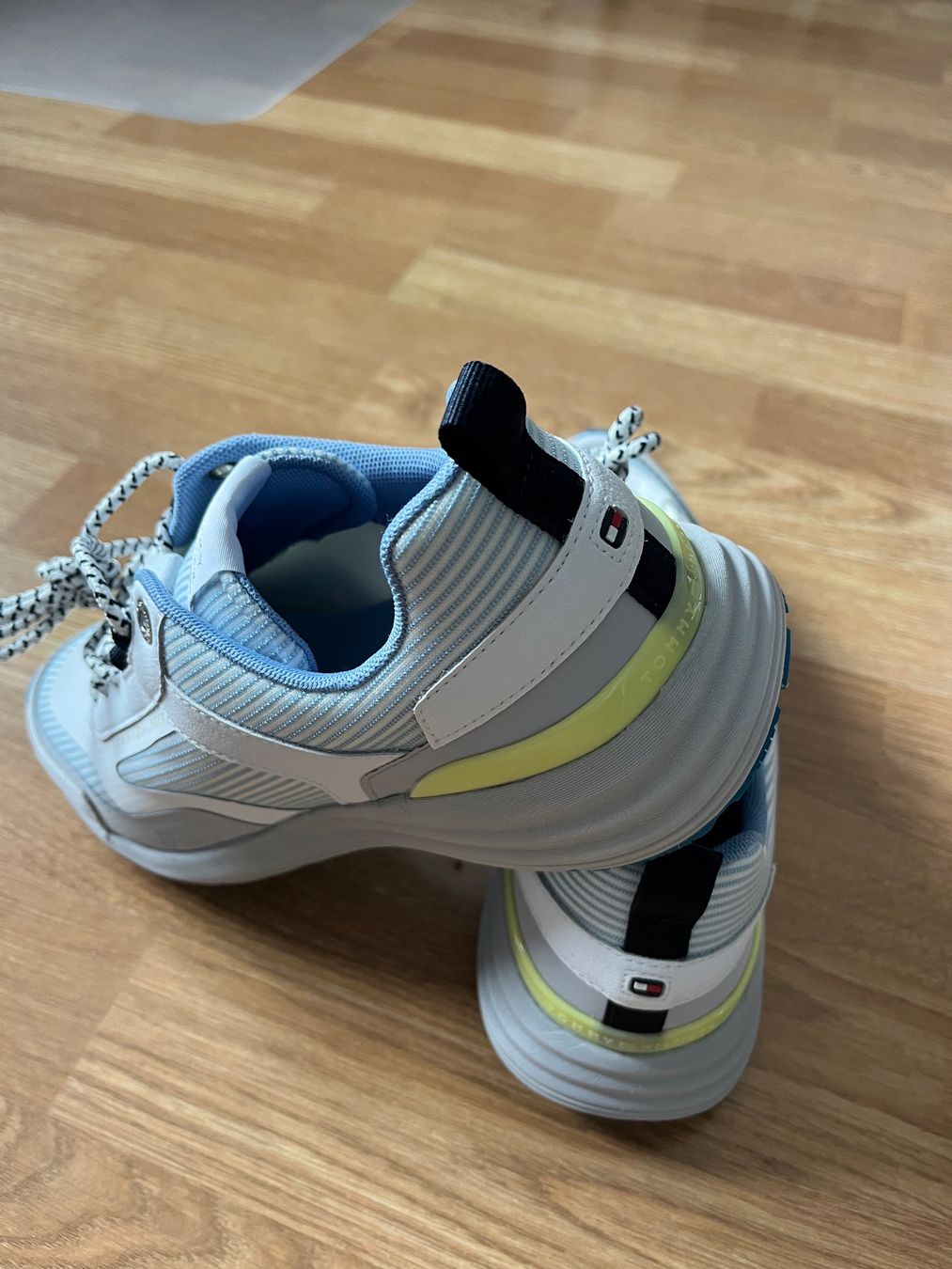 Tommy Hilfiger Damenschuhe: Tommy Hilfiger Sneaker – Neu (gemäss Beschreibung) aus Küsnacht ZH von asc_8wmm 1