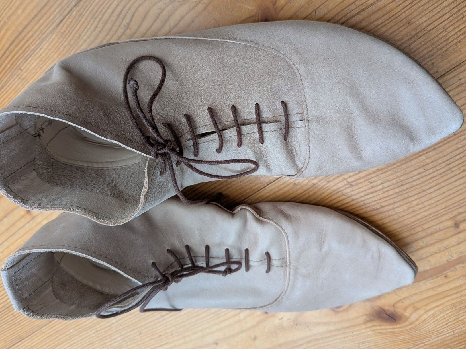 Scarpe da uomo: Weiche Lederschuhe, handgenäht nach historischem Vorbild – Usato da Gempen venduto da DennisKl 1