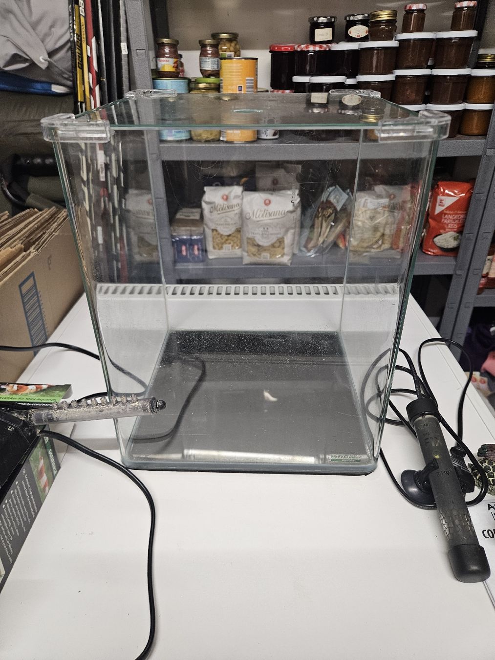 Aquarium: Dennerle nano Cube 20L mit Filter, Heizstab, Lampe usw. – Gebraucht aus Brüttisellen von Thebananaboom 1