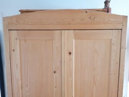 Schöner Schrank aus massivem Holz zu verkaufen!