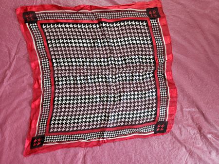 Foulard soie 100% motif pied-de-poule rouge noir