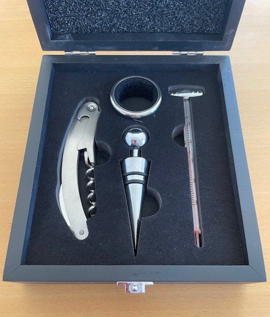 Flaschenöffner & -verschlüsse: Wein Zubehör-Set – Neu (gemäss Beschreibung) aus Lyss von CasatiVola
