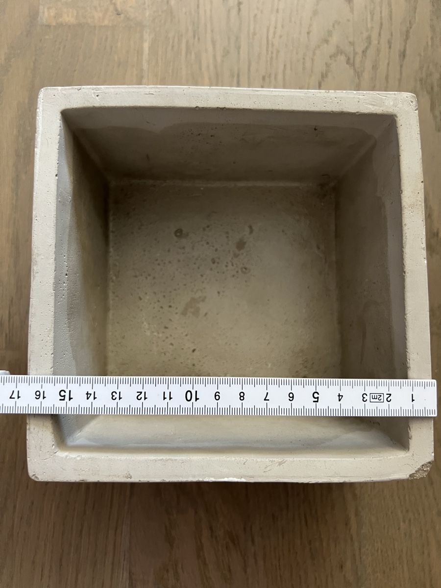 Vasi per fiori: Quadratischer Übertopf Betonoptik mit Muster – Nuovo (secondo la descrizione) da Kriens venduto da Luzernerin_K 1