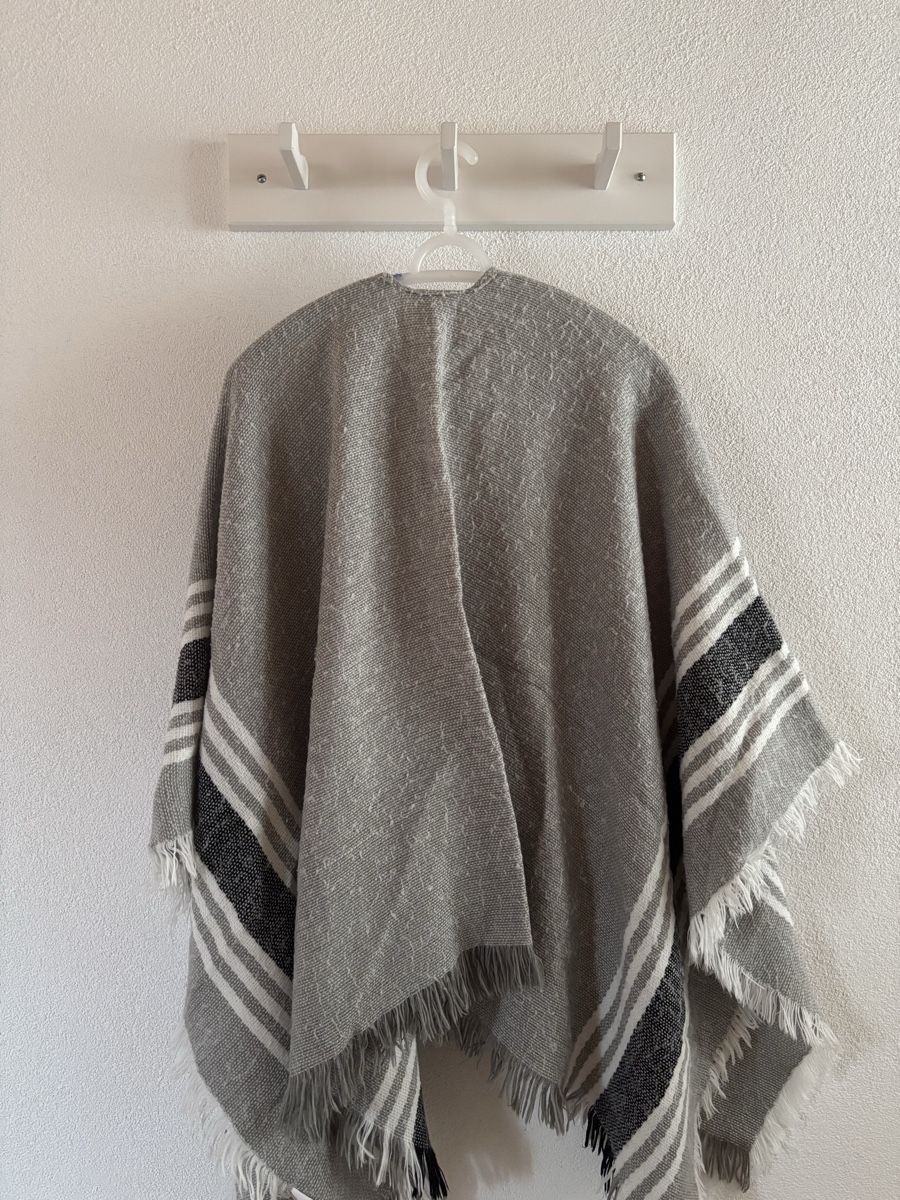 Altro in Moda donna: Pancho gris – Usato da Grandvillard venduto da Elsa.Del 1