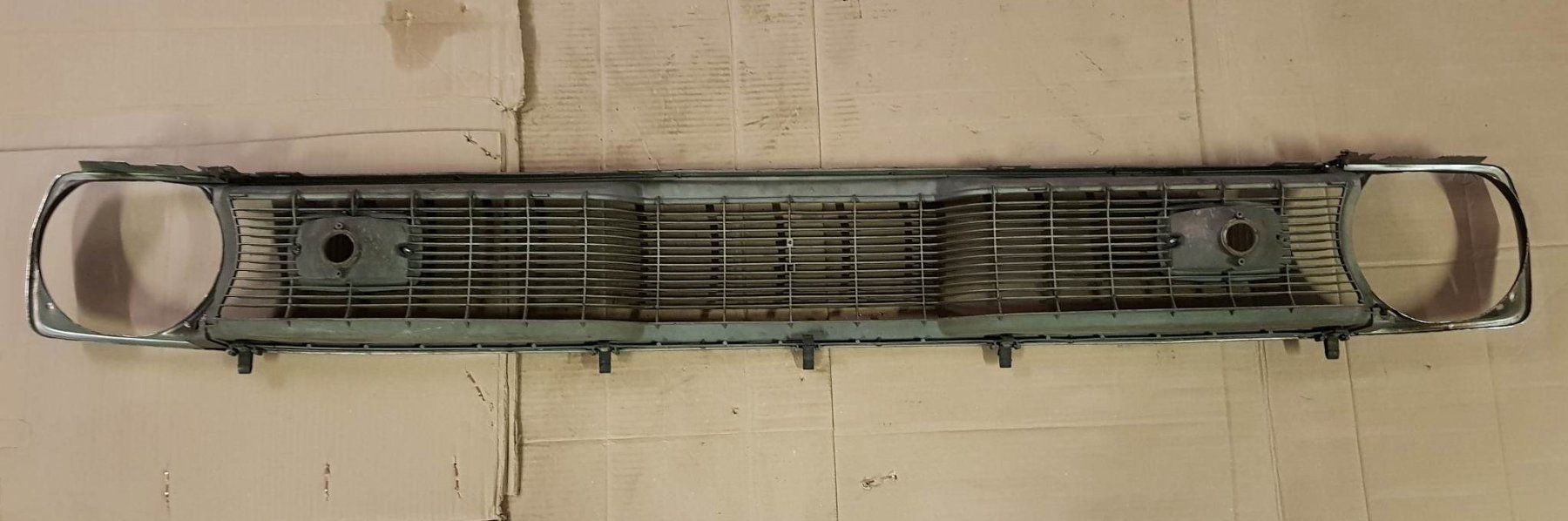 Chrysler Tutti pezzi di ricambio auto: Chrysler Valiant  Frontgrill – Usato da Niedergösgen venduto da usc_8qc6 1