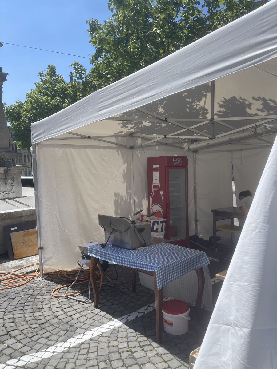 Ombrelloni: tente pour les manifestations – Usato da Romont FR venduto da lua_k8pr 1