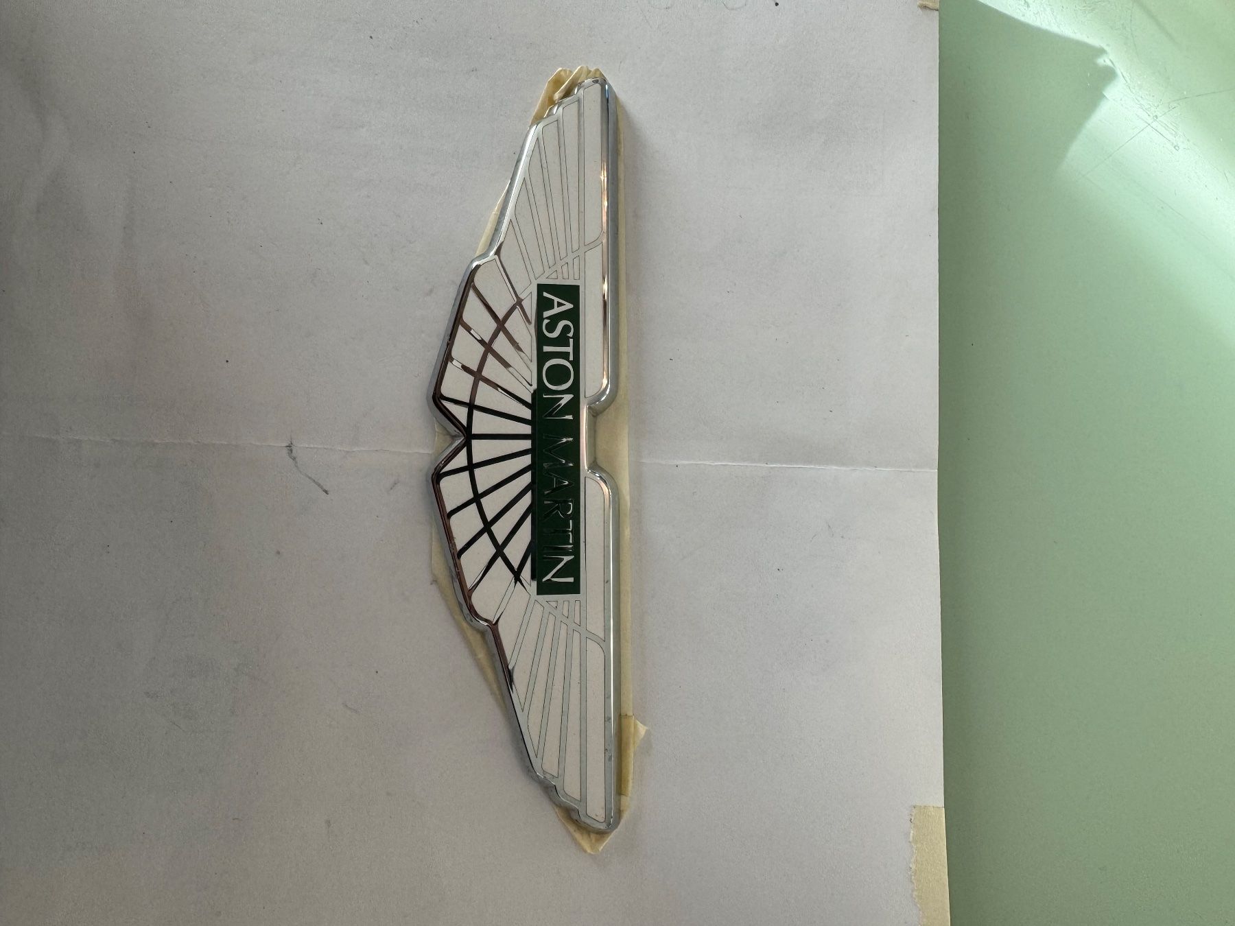 Aston Martin Tutti pezzi di ricambio auto: Aston Martin Emblem NEU – Usato da uster venduto da automen