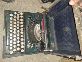 Machine à écrire Erika 10 avec sa mallette.