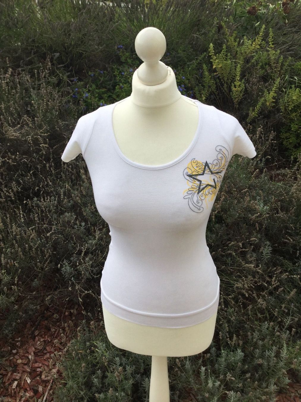 T-Shirts: T-shirt blanc avec étoile & broderies – Neu (gemäss Beschreibung) aus Agiez von chouchanelle