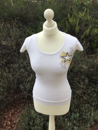T-shirt blanc avec étoile & broderies