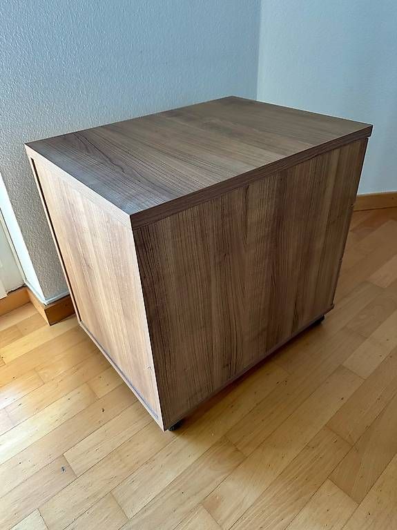 Eléments de bureau: Rollcontainer CS Schmal, Nussbaum-Dekor, abschliessbar – D'occasion à Zürich par Matthiaskull 4