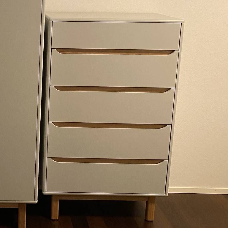 Cassettiere: Commode 5 tiroirs scandinave gris clair bois clair – Usato da Baden venduto da emi_55vx 2