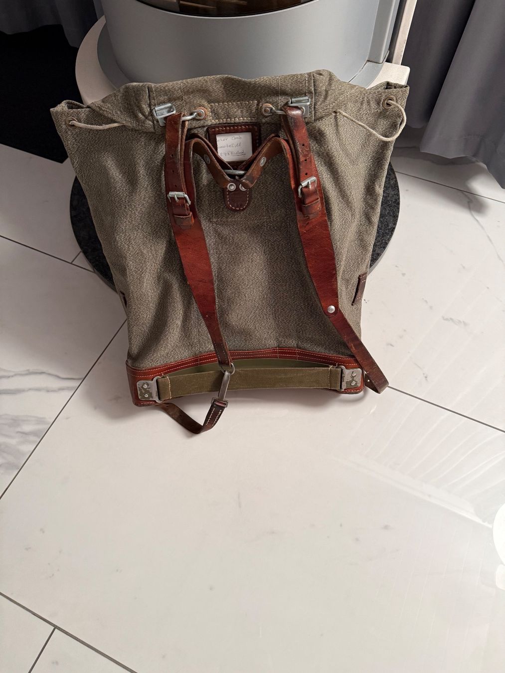 Zaini: Schweizer Militär Rucksack mit Regenhaube – Usato da Volketswil venduto da DekoShop24 2