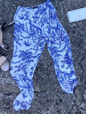 Leichte Sommerhose mit Print von Zara