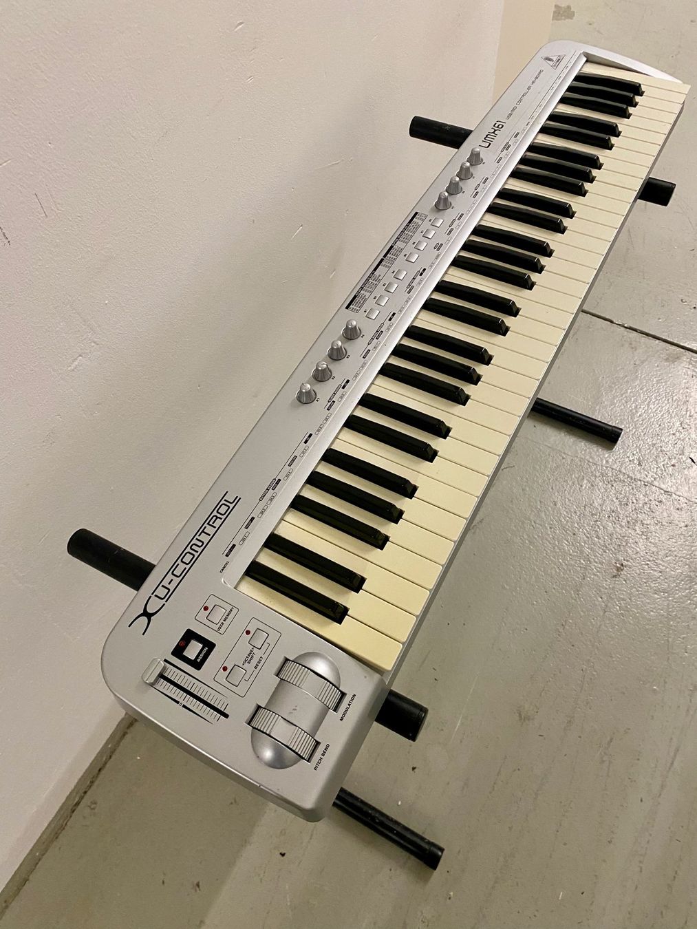 Behringer Strumenti musicali: Behringer U-CONTROL UMX61 Midikeyboard – Usato da Dietikon venduto da Ilsru 3